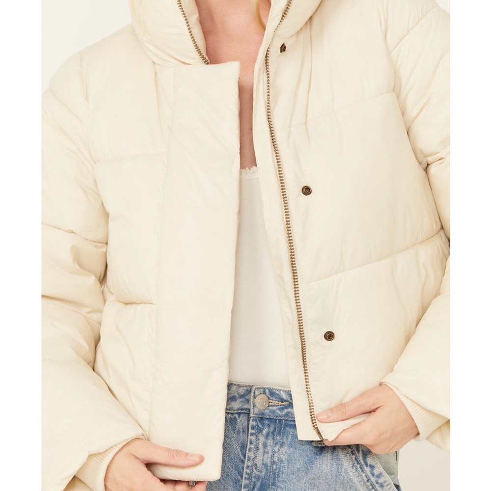 CLEO + WOLF Women's Cream Puffer Jacket